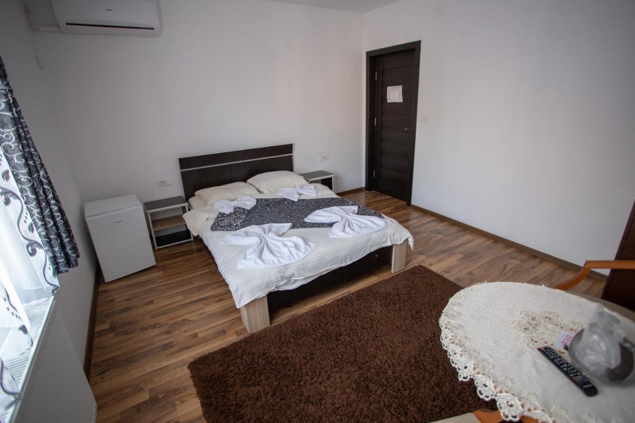 Casa Alex Hotel Târgu Jiu Buitenkant foto
