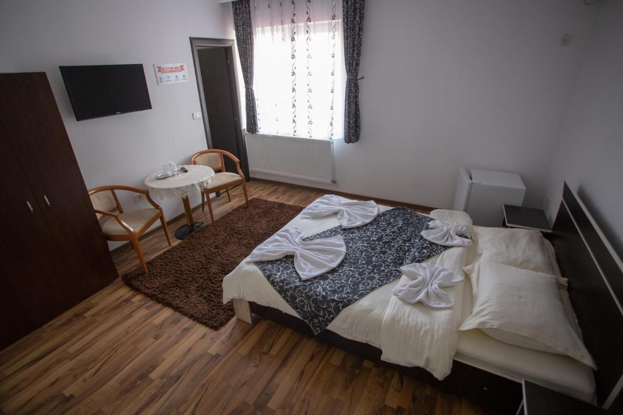 Casa Alex Hotel Târgu Jiu Buitenkant foto