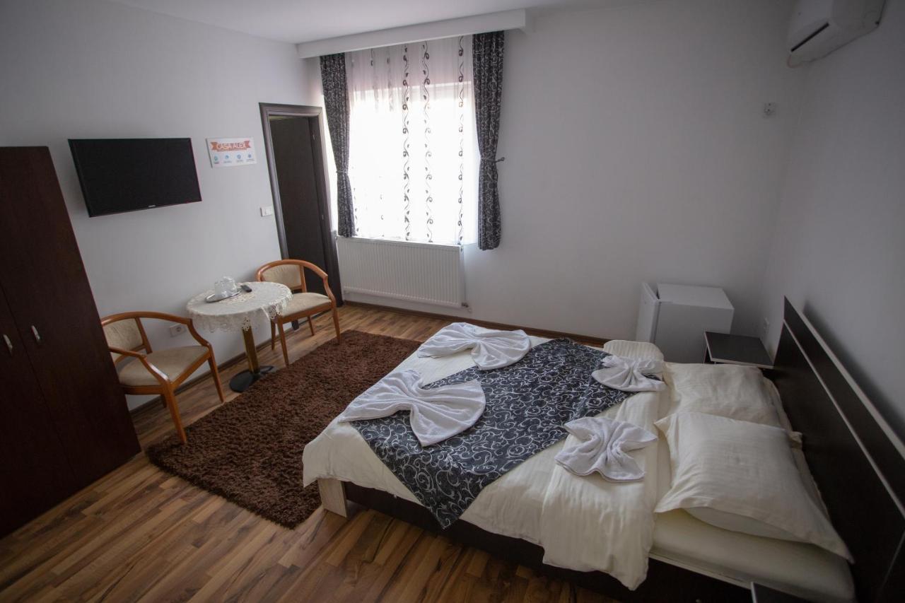 Casa Alex Hotel Târgu Jiu Buitenkant foto